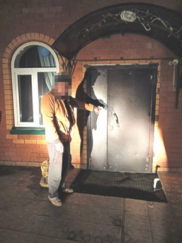 Житель Сараташа нанес собутыльнику удары разбитой стеклянной бутылкой Житель Сараташа нанес собутыльнику удары разбитой стеклянной бутылкой