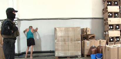 В Оренбургской области при силовой поддержке ОМОН Росгвардии пресечено крупное производство контрафактного алкоголя В Оренбургской области при силовой поддержке ОМОН Росгвардии пресечено крупное производство контрафактного алкоголя