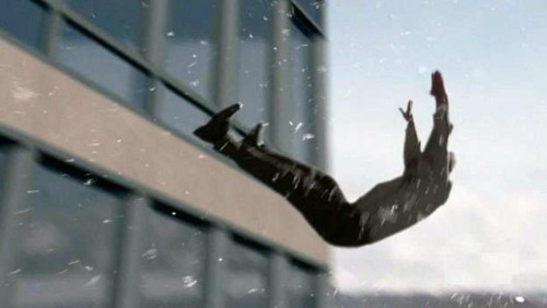 В Новотроицке мужчина перелезал на свой балкон и свалился с 5 этажа