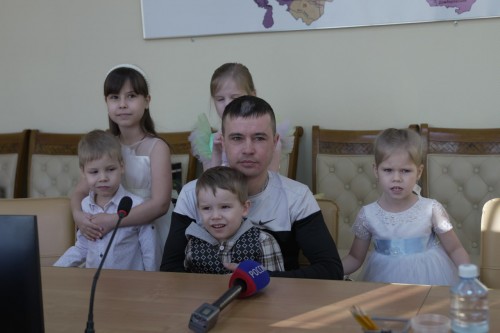 В Оренбурге многодетным семьям вручили свидетельства на покупку жилья