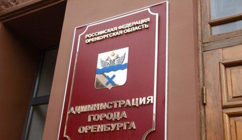 В Оренбурге дерево упало автомобиль: с администрации взыскан ущерб