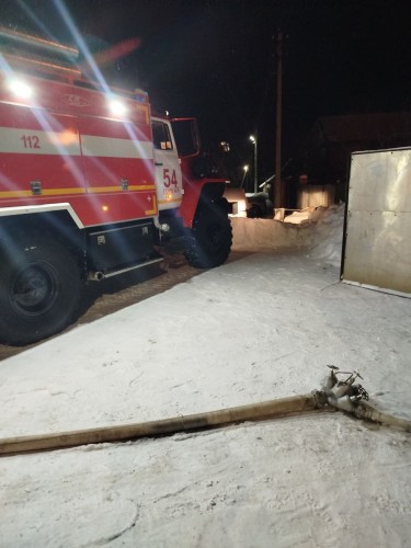 В Оренбургком районе сгорел автомобиль с гаражом