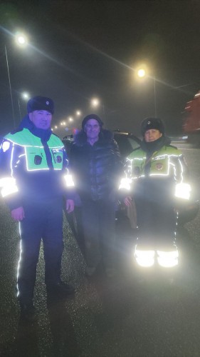 В Оренбуржье полицейские оказали помощь на дороге жителю Ставрополья В Оренбуржье полицейские оказали помощь на дороге жителю Ставрополья