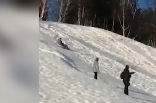 В Гае подросток, катаясь на горке, сломал ключицу