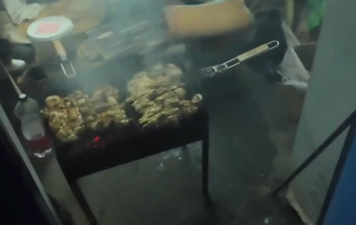 В Оренбуржье местный житель готовил шашлыки в обувном киоске 