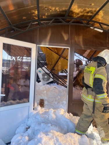 В Саракташском районе женщину засыпало снегом при обрушении навеса