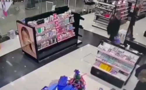 В Оренбурге поймали серийного вора, который крал парфюмерию из магазинов косметики