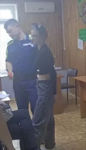 В Орске 18-летняя автоледи катала парня на капоте возле администрации