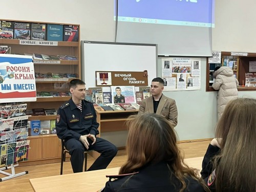 Росгвардеец встретился со студентами колледжа Росгвардеец встретился со студентами колледжа