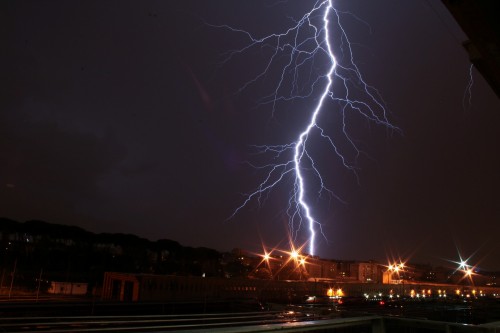 В Оренбуржье из-за грозы загорелся дом