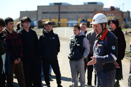 Уральская Сталь провела День открытых дверей для новотроицких старшеклассников