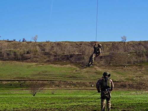 СПЕЦНАЗ РОСГВАРДИИ ОТРАБОТАЛ БЕСПАРАШУТНОЕ ДЕСАНТИРОВАНИЕ В ОРЕНБУРГСКОЙ ОБЛАСТИ 