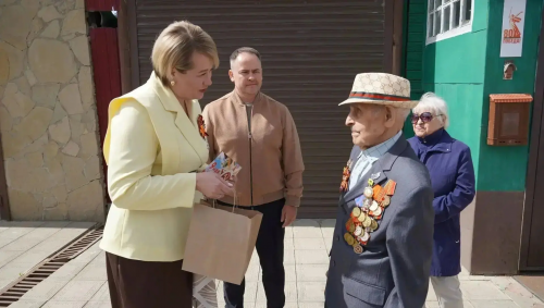 В Оренбурге состоялся «Парад у дома ветерана»