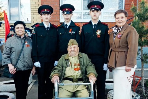 В Оренбурге подшефные Росгвардии кадеты присоединились к акции «Парад у дома ветерана» В Оренбурге подшефные Росгвардии кадеты присоединились к акции «Парад у дома ветерана»