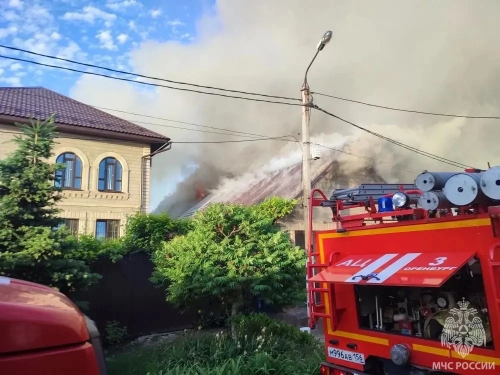 В Оренбурге пожарным удалось потушить открытое пламя В Оренбурге пожарным удалось потушить открытое пламя
