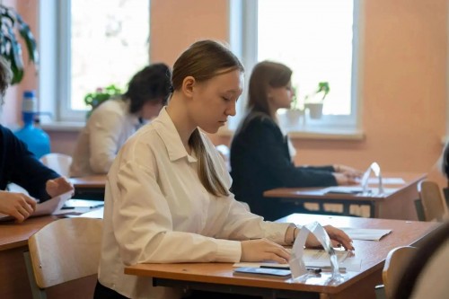 Оренбуржцы продолжают сдавать ЕГЭ Оренбуржцы продолжают сдавать ЕГЭ