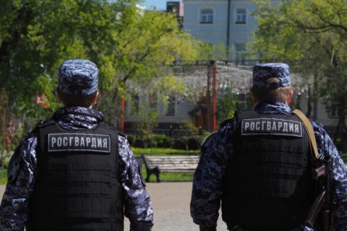 Сотрудники вневедомственной охраны Росгвардии оперативно отреагировали на сигнал тревоги и пресекли драку возле торгового центра в Оренбурге