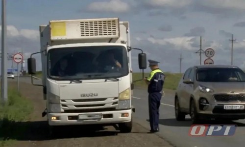 В Оренбуржье ограничили движение большегрузов из-за сильной жары В Оренбуржье ограничили движение большегрузов из-за сильной жары