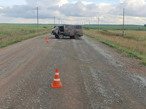 В Абдулинском округе водитель УАЗа врезался в знак и перевернулся В Абдулинском округе водитель УАЗа врезался в знак и перевернулся