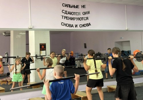 Активисты Движения Первых поселка Новоорска приняли участие в «Зарядке со стражем порядка»  