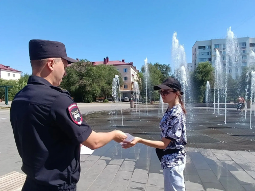 В Новотроицке сотрудники ГИБДД провели профилактические беседы с пешеходами
