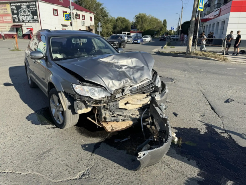 В Гае на перекрёстке SUBARU столкнулся с питбайком, пострадали двое подростков