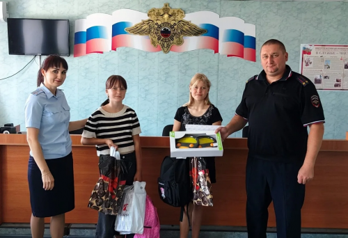 В Курманаевском районе полицейские помогли школьницам собраться к 1 сентября В Курманаевском районе полицейские помогли школьницам собраться к 1 сентября