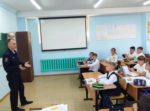 Сотрудник Госавтоинспекции провёл беседу о ПДД в школе Новотроицка Сотрудник Госавтоинспекции провёл беседу о ПДД в школе Новотроицка