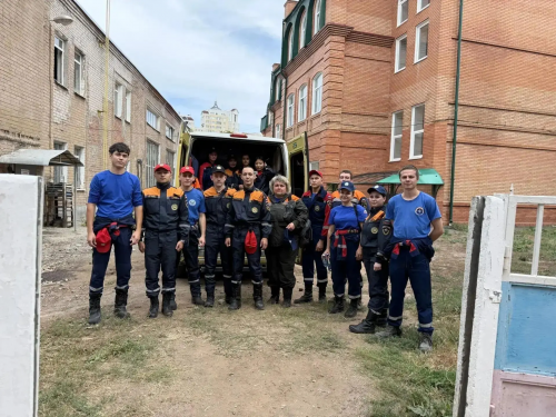 Студенты-спасатели помогают тушить ландшафтные пожары в Беляевском районе Студенты-спасатели помогают тушить ландшафтные пожары в Беляевском районе
