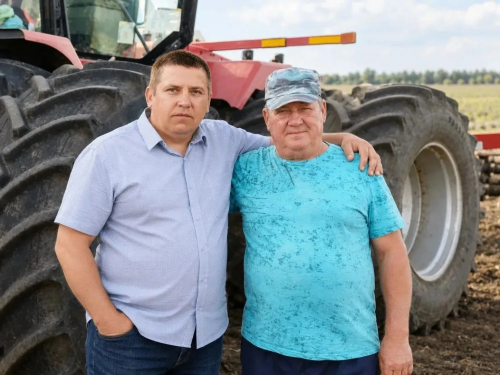 Два механизатора из Оренбуржья получили Почётную грамоту Президента России
