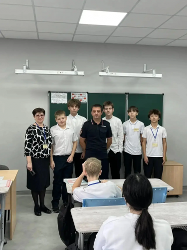Полицейский из Оренбурга рассказал школьникам о профессии и защите от мошенников Полицейский из Оренбурга рассказал школьникам о профессии и защите от мошенников
