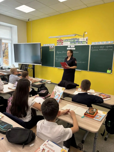 В Орске инспекторы ГИБДД провели урок безопасности в школе после ДТП с ребёнком В Орске инспекторы ГИБДД провели урок безопасности в школе после ДТП с ребёнком
